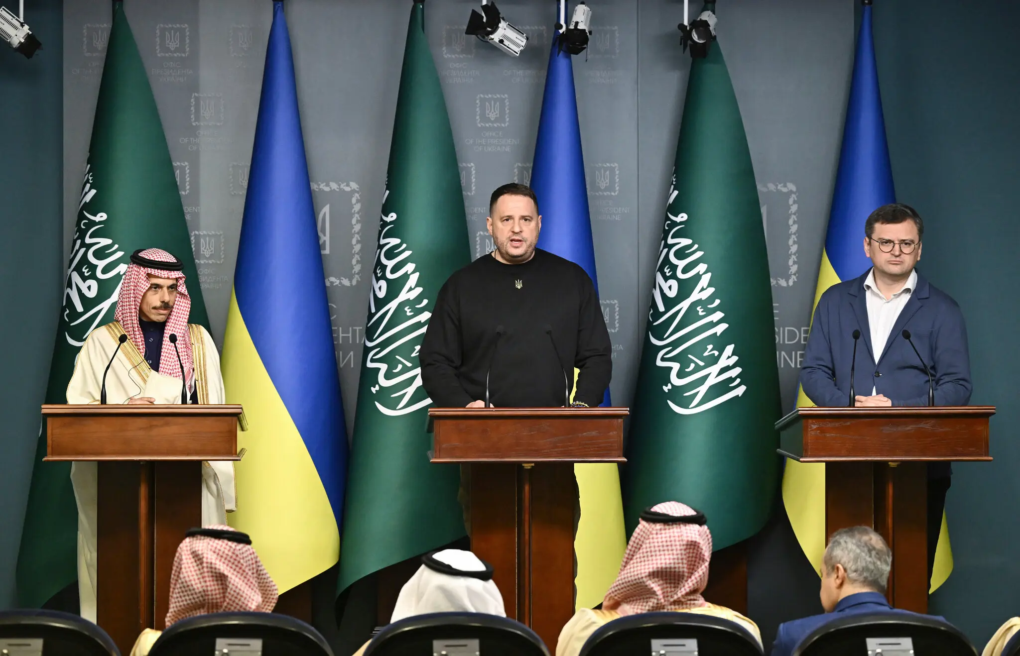 Міністр закордонних справ Саудівської Аравії принц Фейсал бін Фархан (ліворуч) зі своїм українським колегою Дмитром Кулебою (праворуч) і головою Офісу президента України Андрієм Єрмаком у лютому в Києві, столиці України